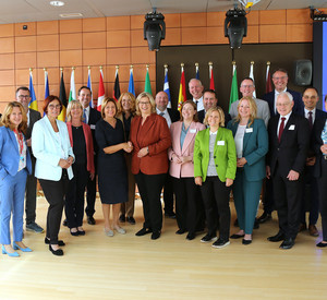 Gruppenbild: Ministerpräsidentinen Dreyer und Rehlinger mit ihren Kabinetten 