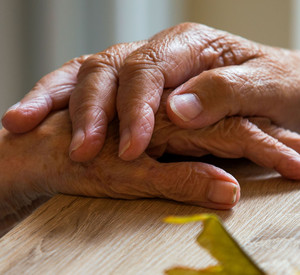 Jung und Alt Hand in Hand; Symbolbild
