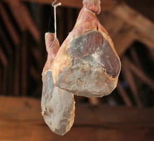 gepöckelter Schinken zum trocknen aufgehangen