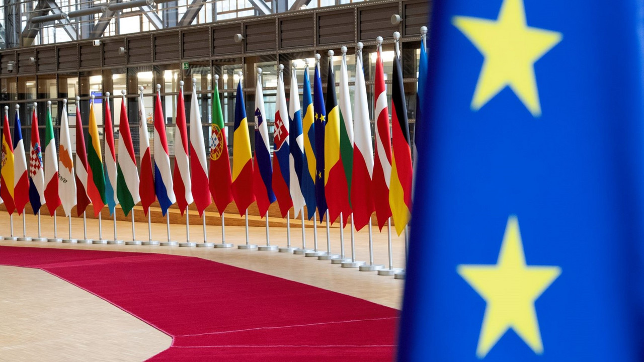 Foyer des Ratsgebäudes mit den Flaggen der Mitgliedstaaten der EU.