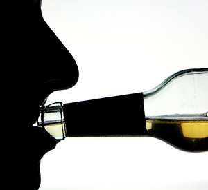 Die Silhouette eines Alkohol trinkenden Mannes