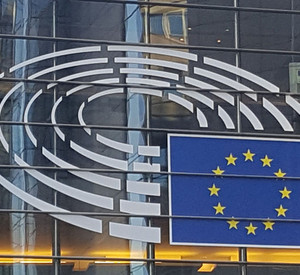 Logo des Europäischen Parlaments am Gebäude des Europäischen Parlaments