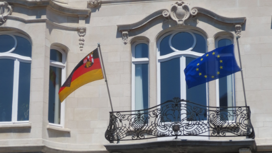 Rheinland-Pfalz- und Europa-Fahnen an der Hausfront der Landesvertretung