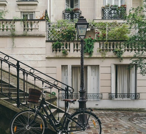Fahrrad an einer Hausmauer
