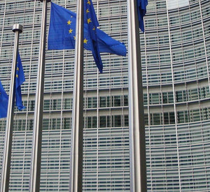 Europaflaggen vor Gebäude der Europäischen Kommission in Brüssel