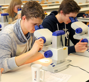 Schüler experimentieren im Biologie-Labor