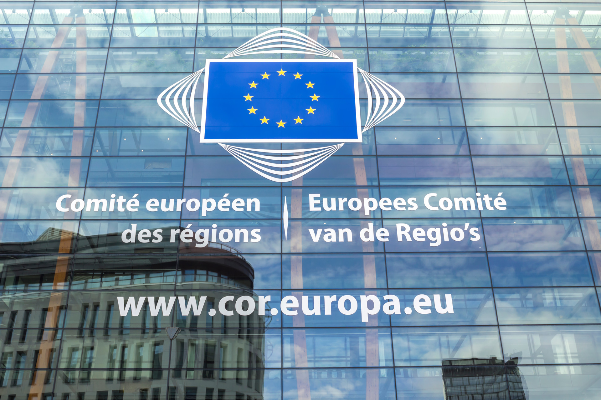 Glasfassade des Ausschuss der Regionen mit Logo