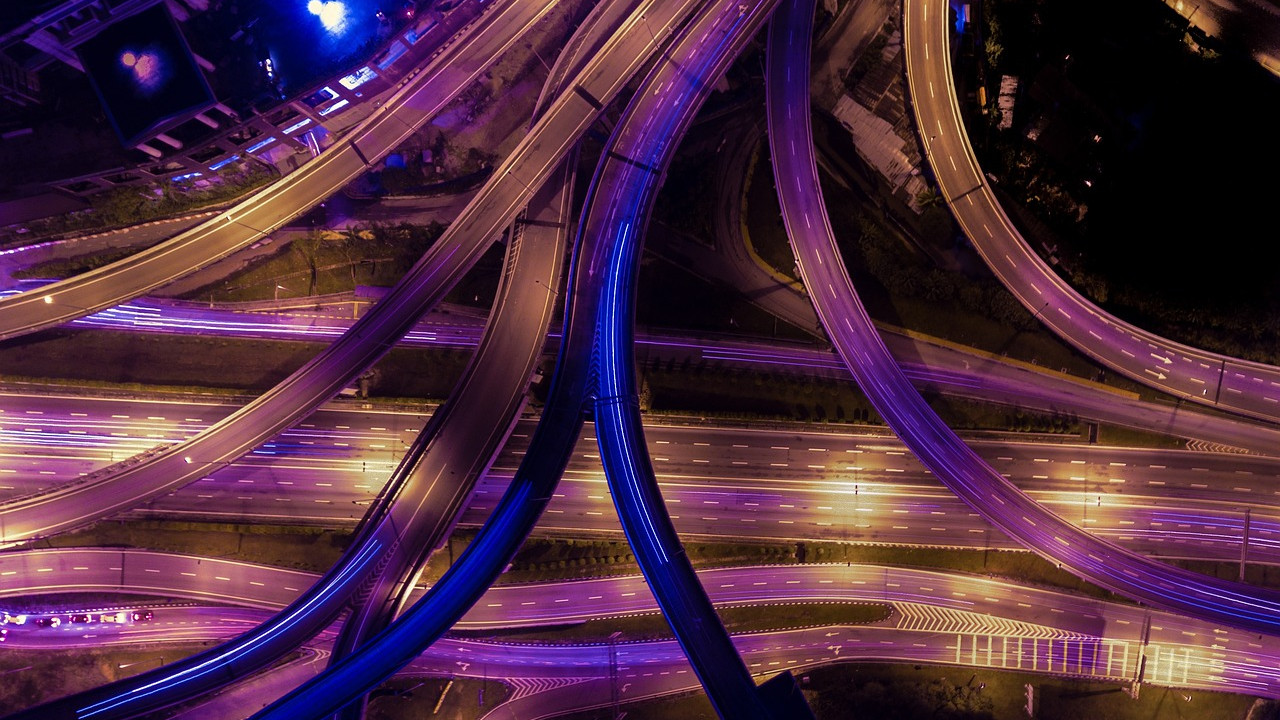Großer Autobahn-Verteiler bei Nacht aus der Vogelperspektive