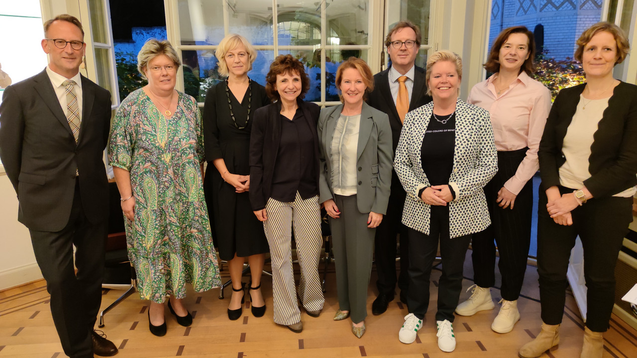 Teilnehmer der Diskussionsrunde stehen in einer Reihe