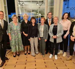 Teilnehmer der Diskussionsrunde stehen in einer Reihe