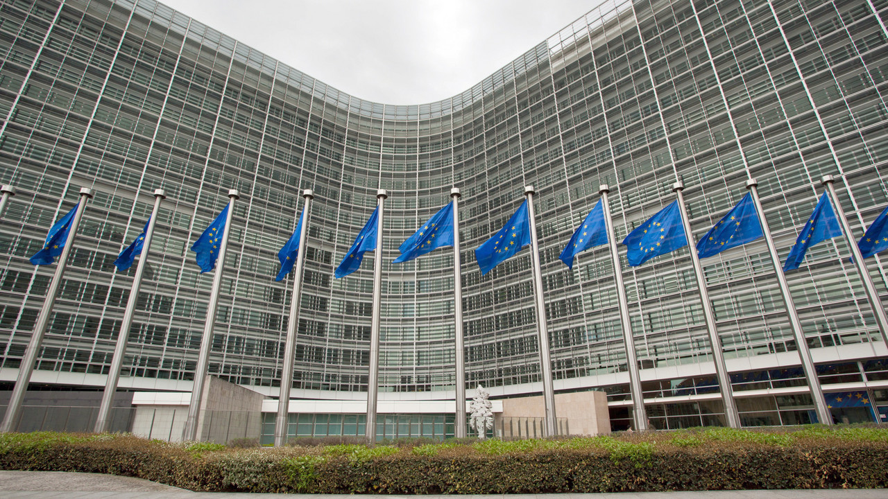 EU-Fahnen wehen vor der EU-Kommission in Brüssel