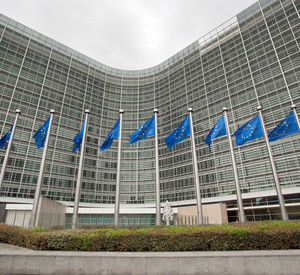 EU-Fahnen wehen vor der EU-Kommission in Brüssel