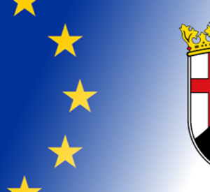 Angeschnittene EU-Flagge sowie Wappen Rheinland-Pfalz.