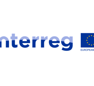 Logo mit Text "interreg" in blauem Verlauf. Daneben die EU-Flagge.