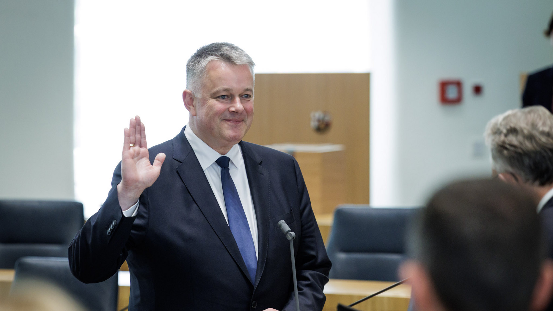 Ministerpräsident Gordon Schnieder hebt während seiner Vereidigung die rechte Hand. 